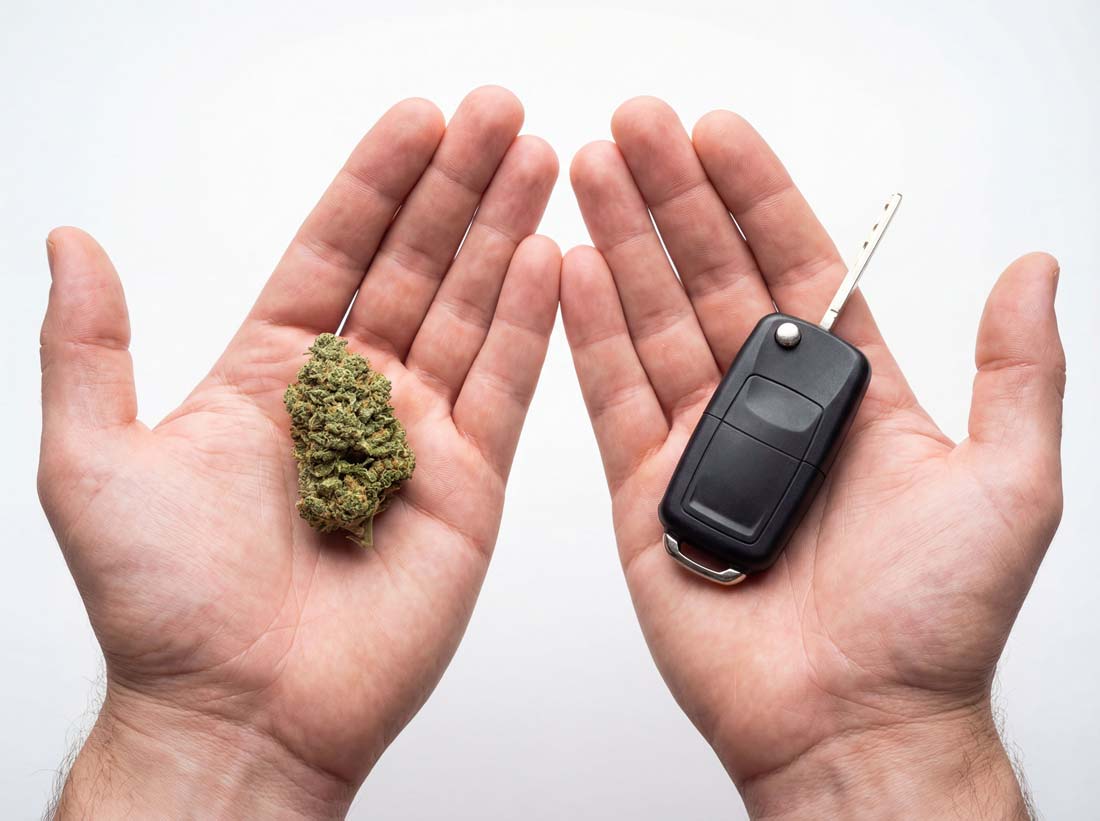 Bild zeigt jeweils zwei Handflächen, in der einen eine Cannabisblüte, in der anderen ein Autoschlüssel, da es um Vekehrssicherheit und Cannabiskonsum geht.